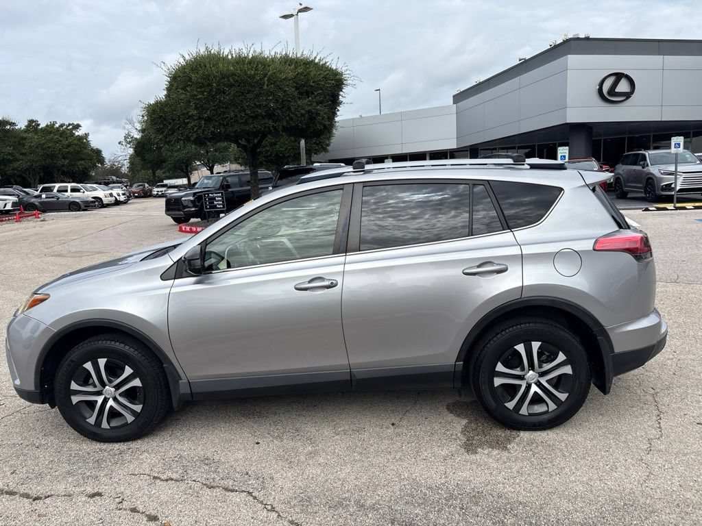Used 2018 Toyota RAV4 LE FWD image 2