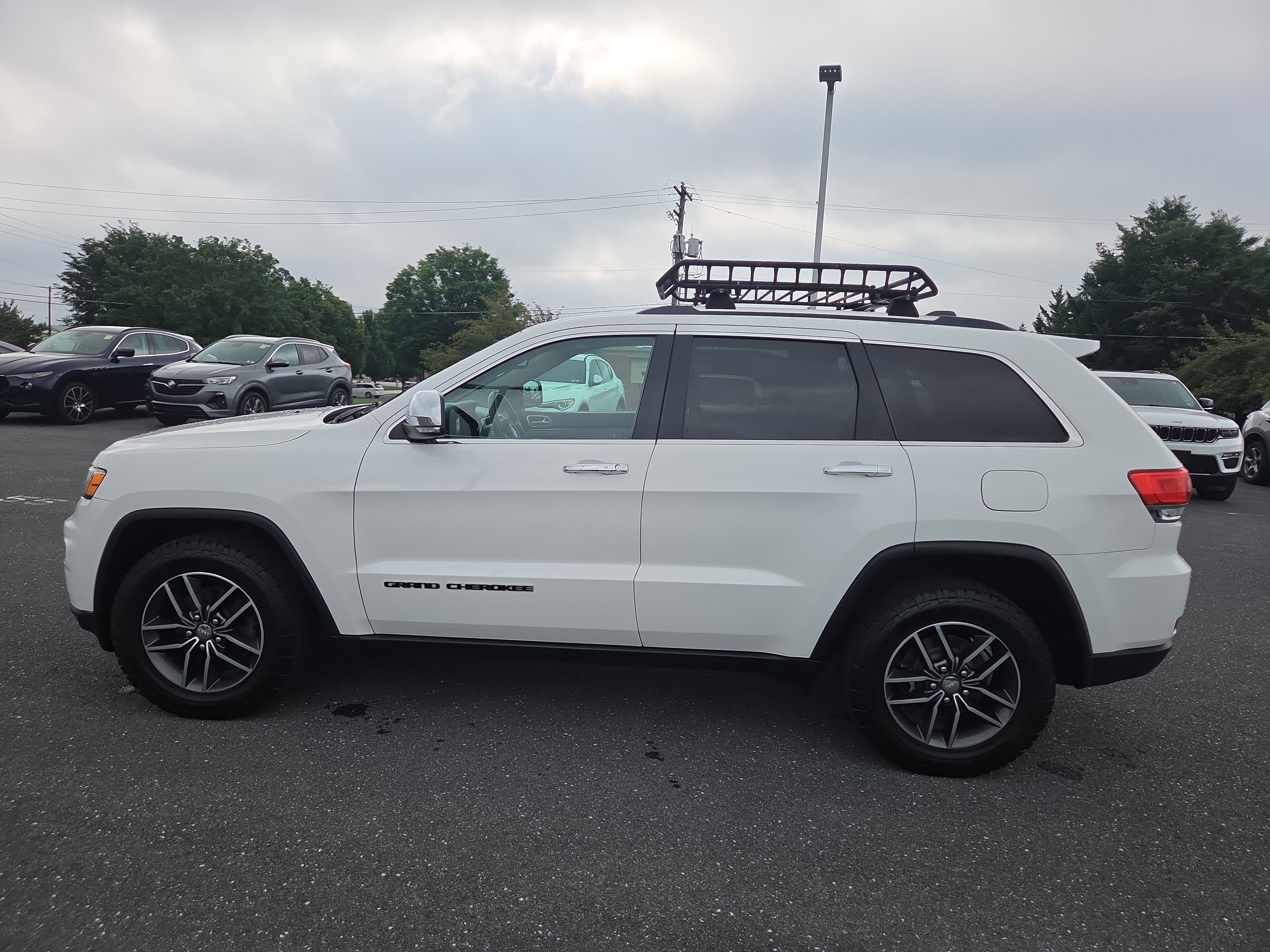 Used 2017 Jeep Grand Cherokee Limited AWD/4WD image 11