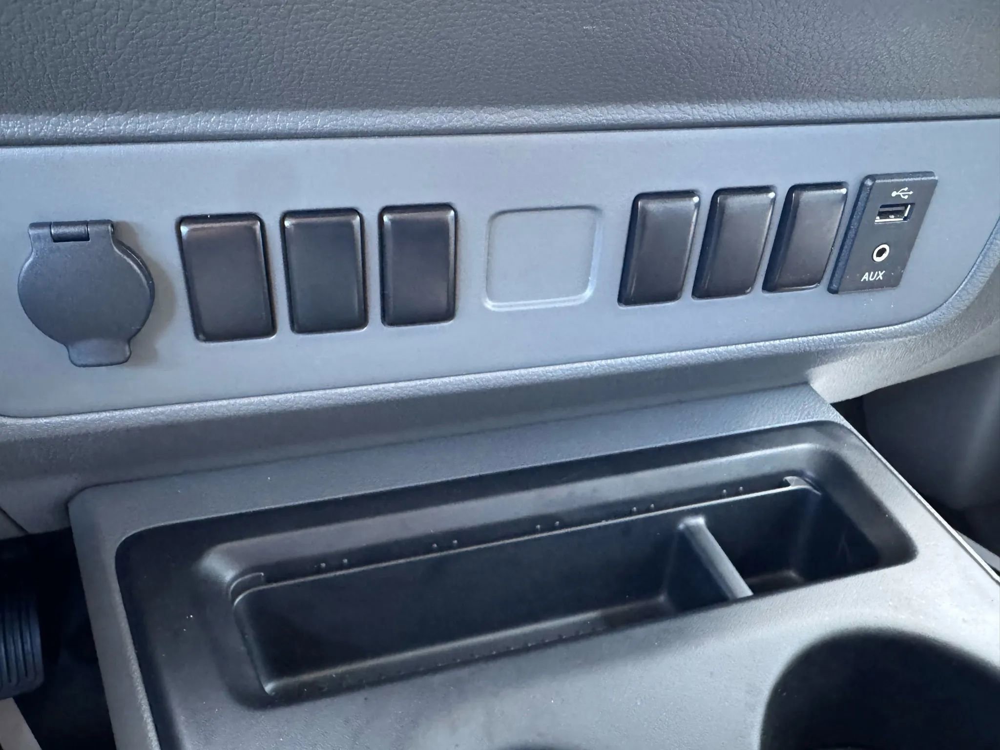 Used 2018 Nissan NV 3500 S image 28