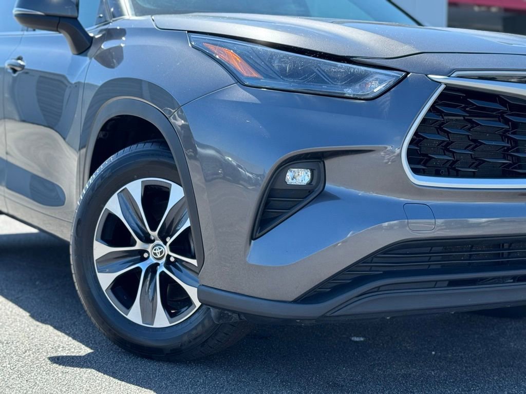Used 2024 Toyota Highlander XLE FWD image 3