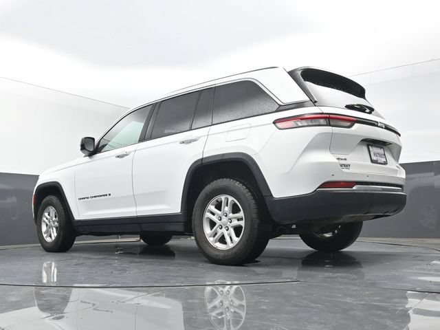 Used 2024 Jeep Grand Cherokee Laredo AWD/4WD image 39
