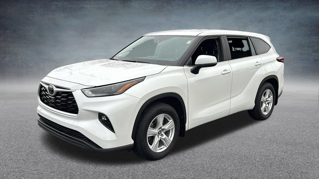 Used 2025 Toyota Highlander LE AWD/4WD image 2