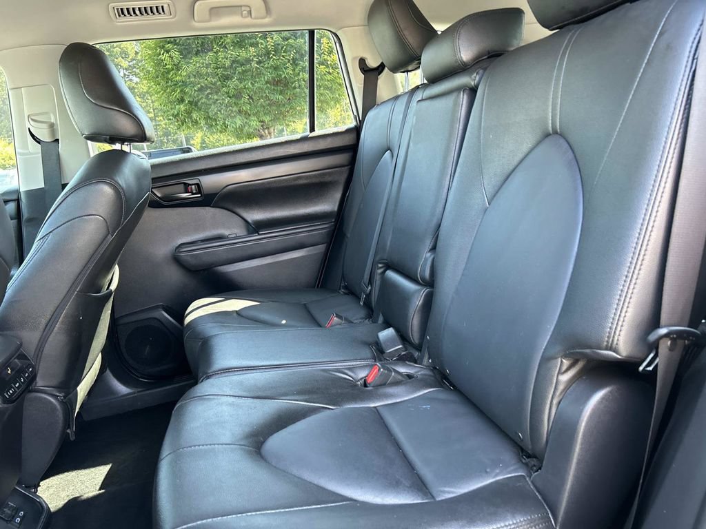 Used 2022 Toyota Highlander LE FWD image 16