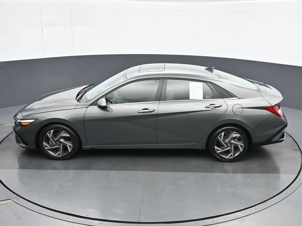 Used 2025 Hyundai Elantra SEL FWD image 18