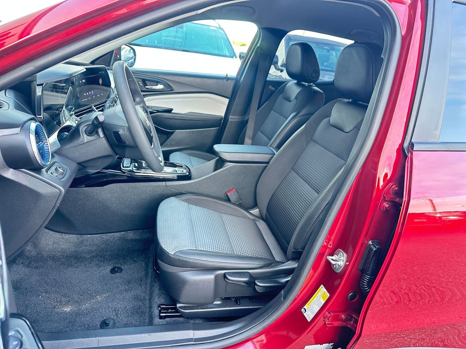 Used 2025 Chevrolet Trax LT image 36