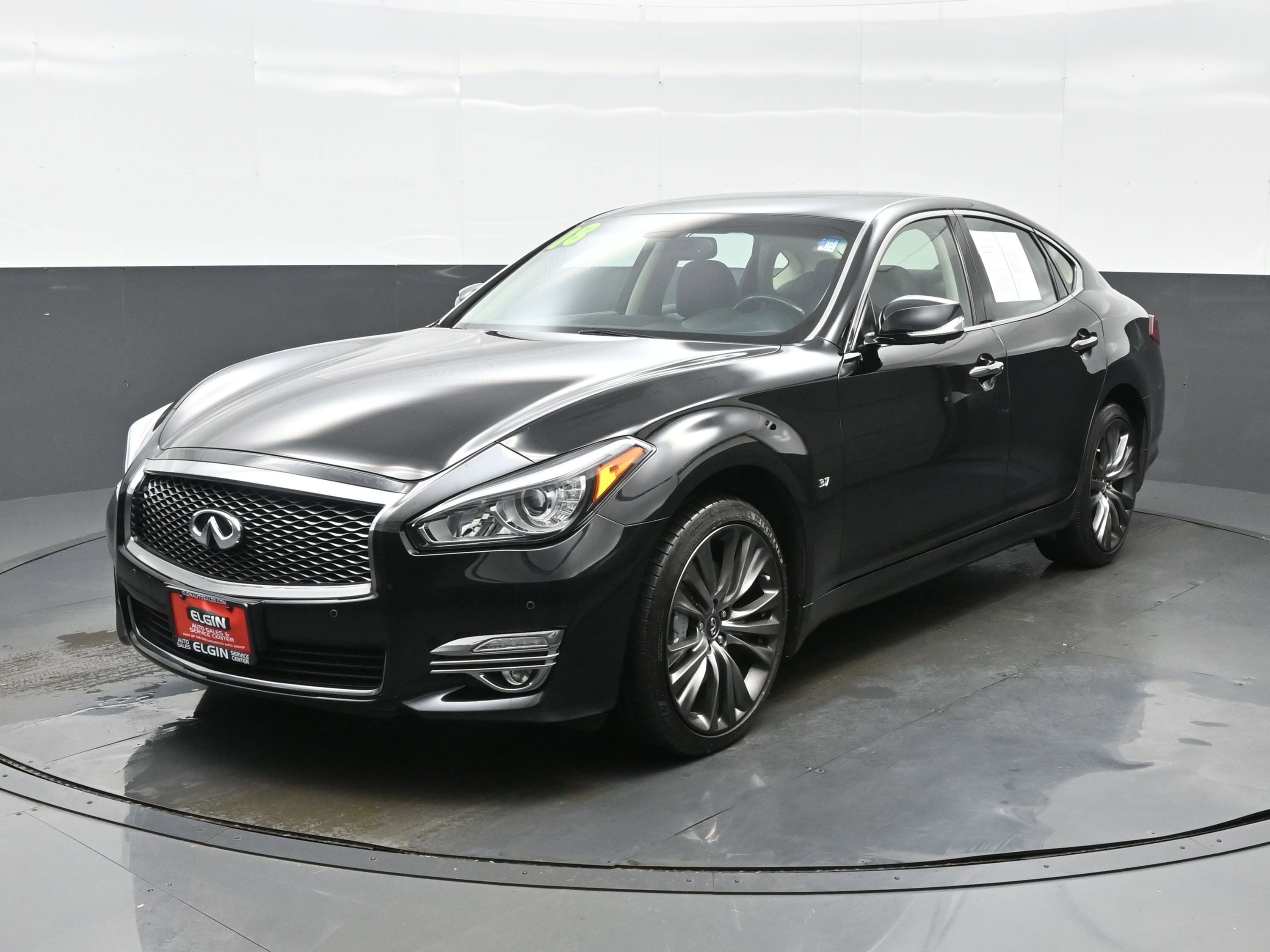 Used 2018 INFINITI Q70 Luxe image 2