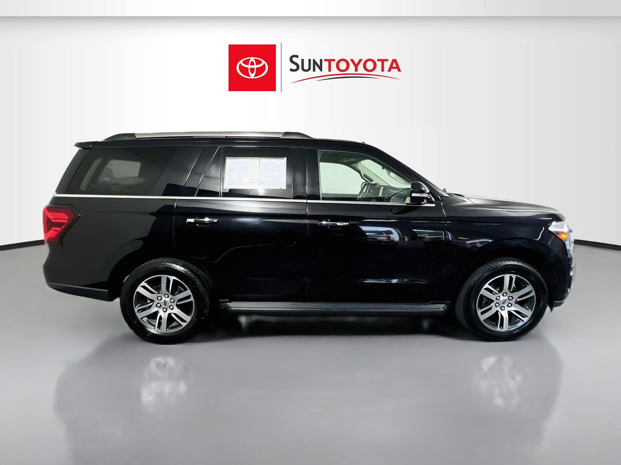 Used 2024 Ford Expedition Limited AWD/4WD image 2