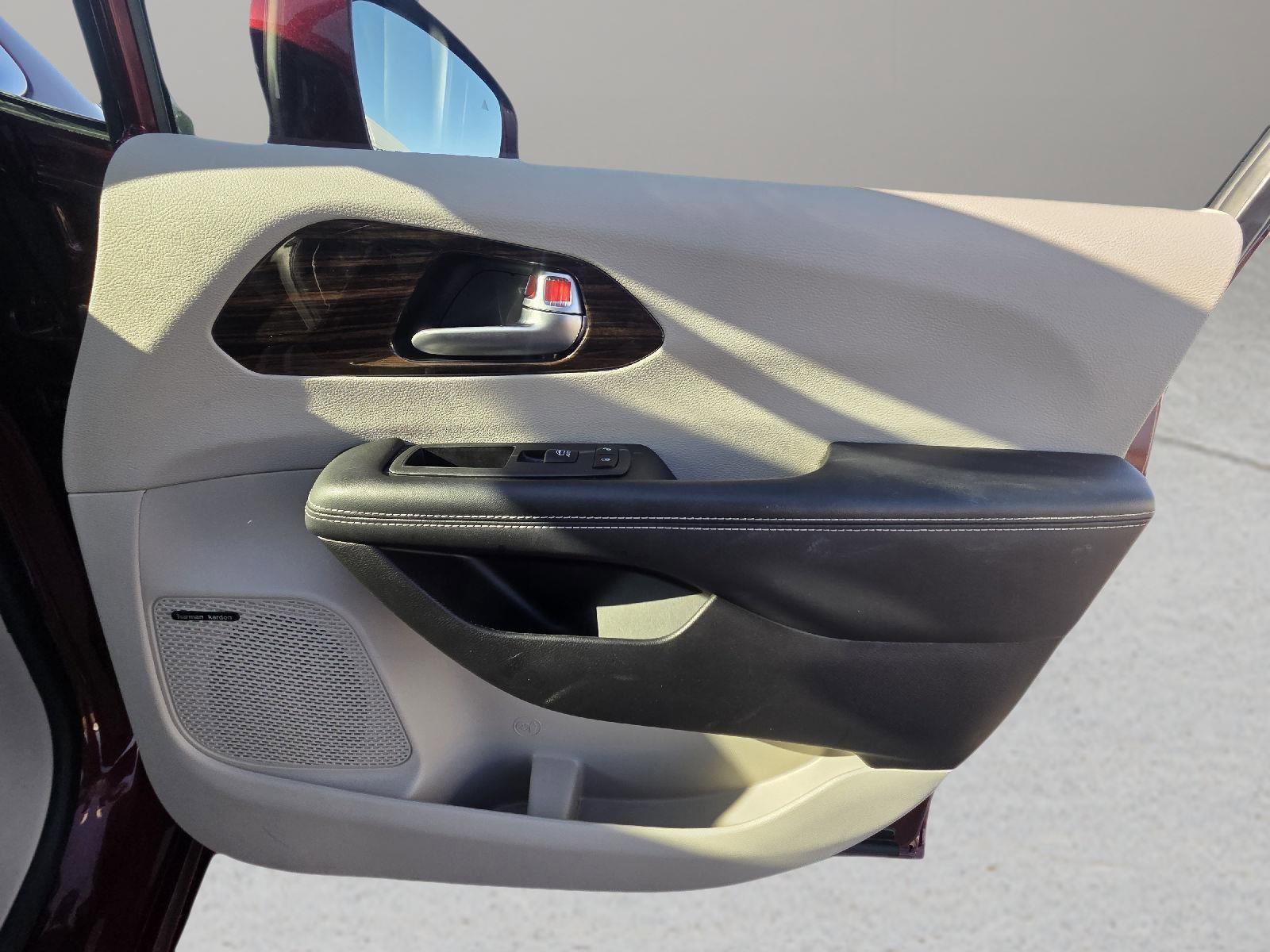 Used 2022 Chrysler Pacifica Limited image 26