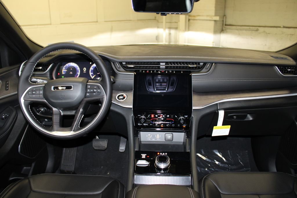 New 2025 Jeep Grand Cherokee Limited w/ Luxury Tech Group II image 9