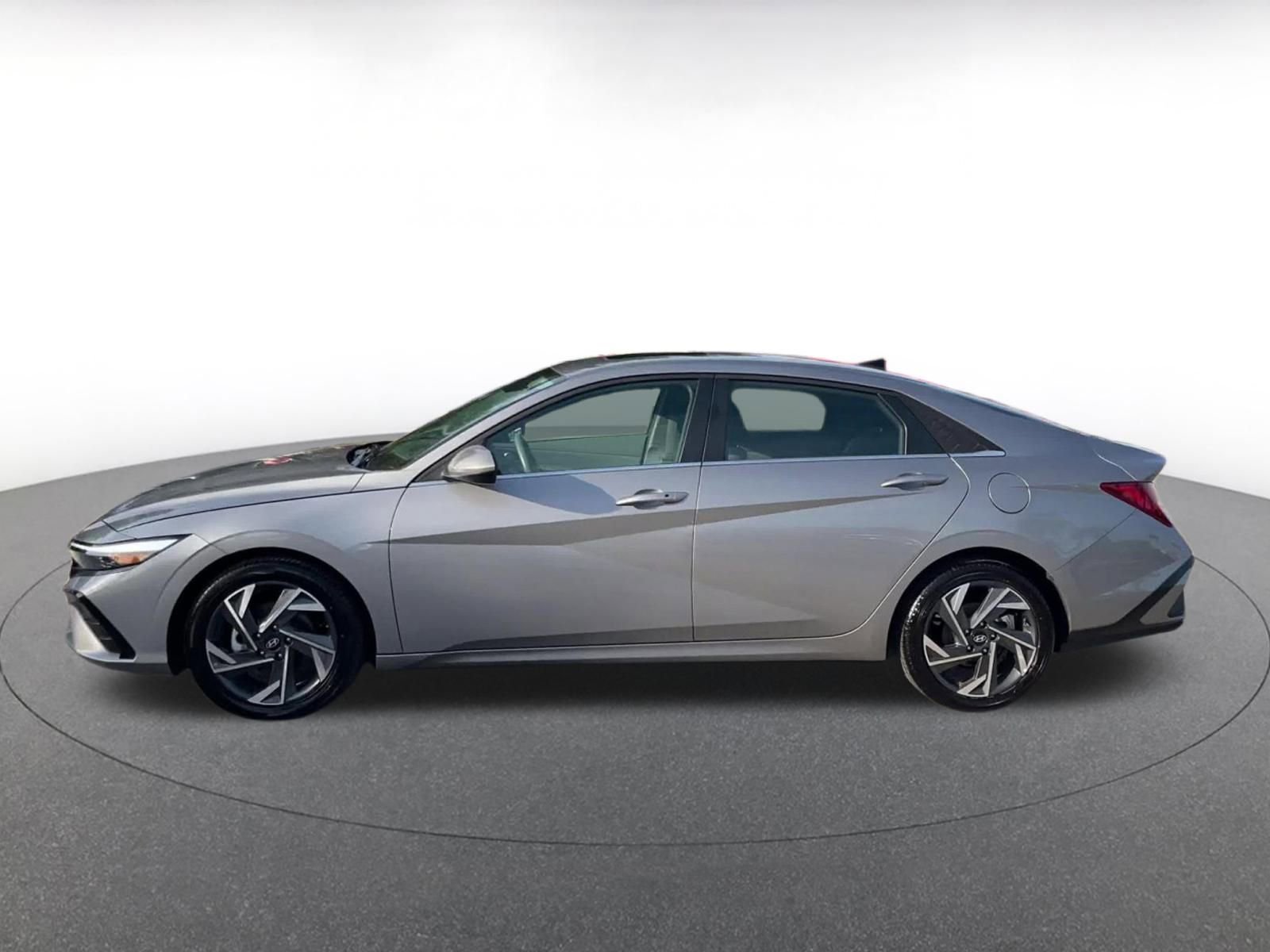 Used 2025 Hyundai Elantra SEL image 9