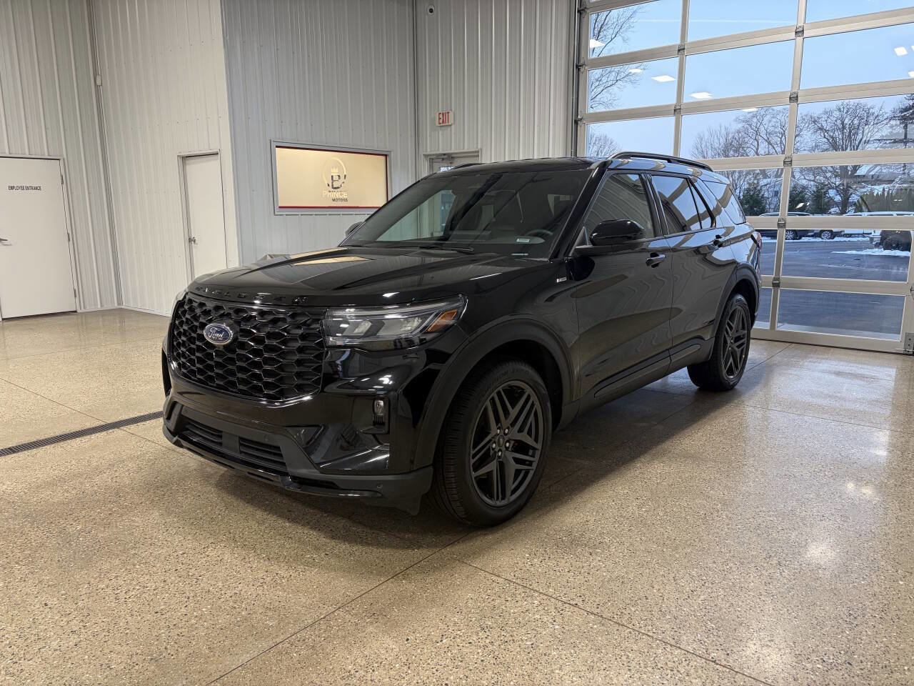 Used 2025 Ford Explorer ST-Line w/ ST-Line Street Pack image 2