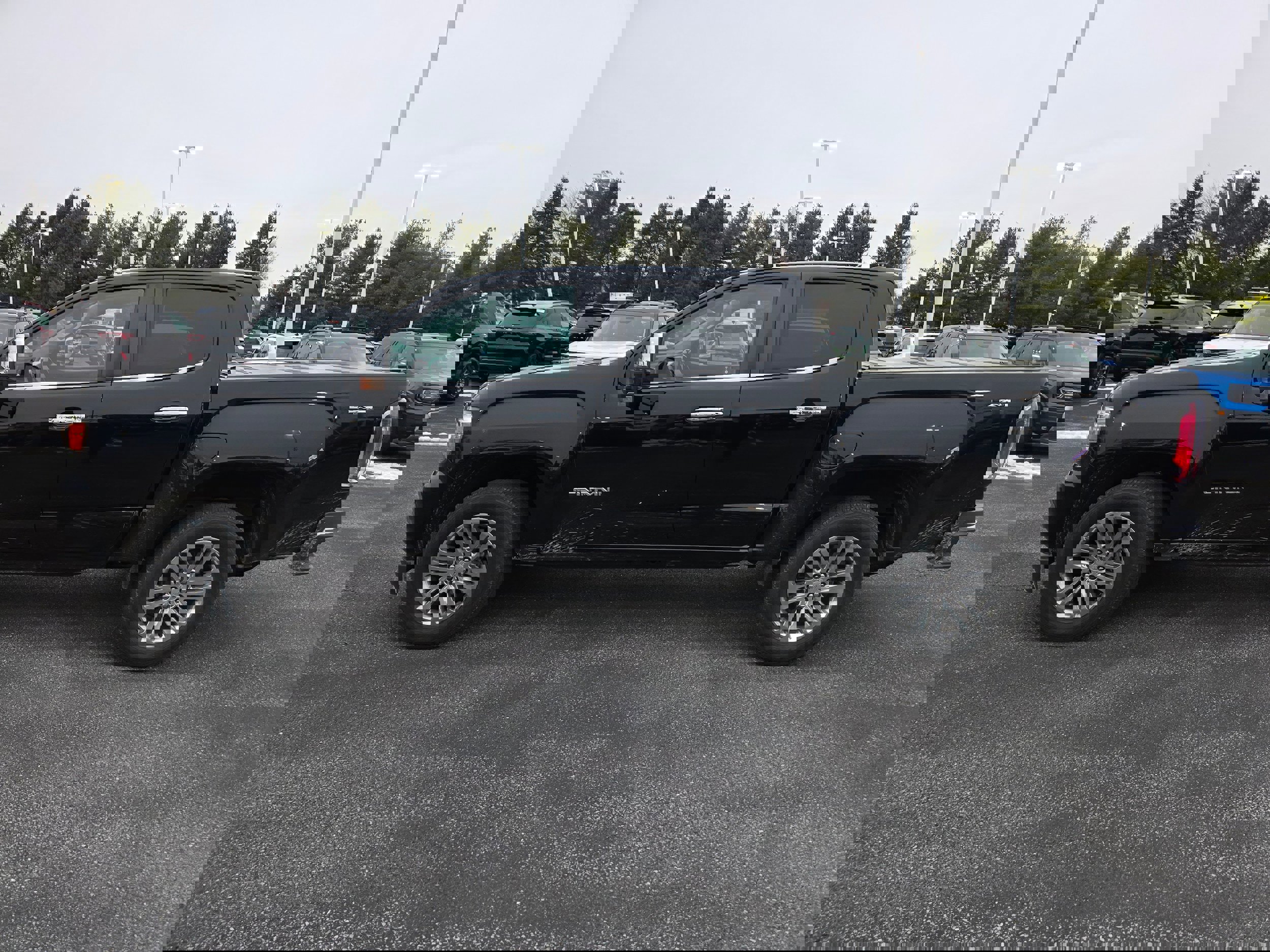 Used 2020 GMC Canyon SLT w/ Driver Alert Package image 2