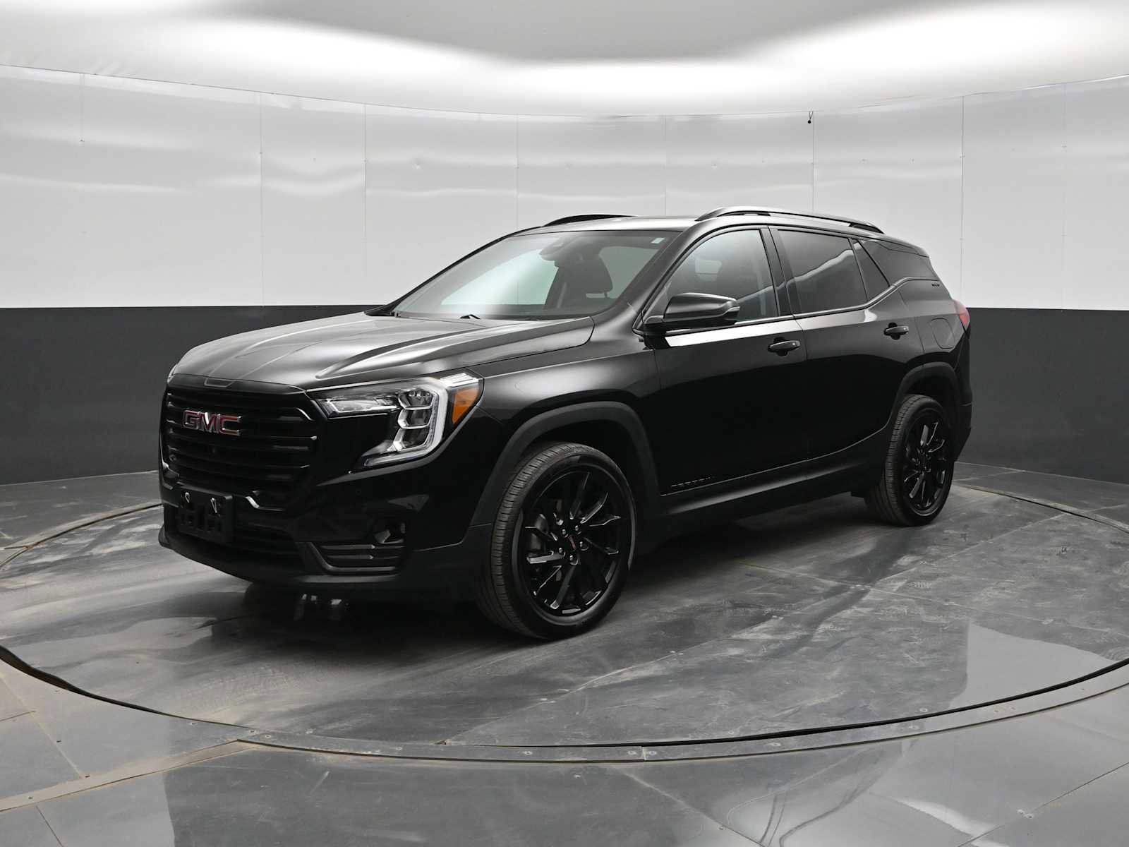 Used 2024 GMC Terrain SLT w/ Tech Package AWD/4WD image 4