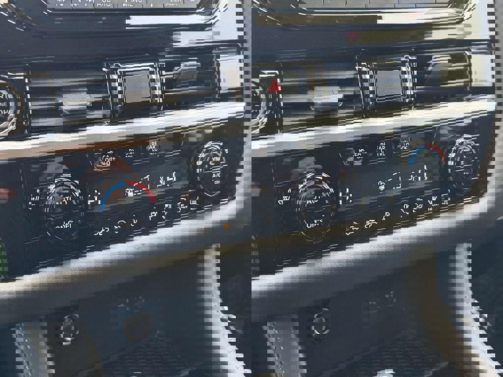 Used 2022 Nissan Pathfinder SV image 17