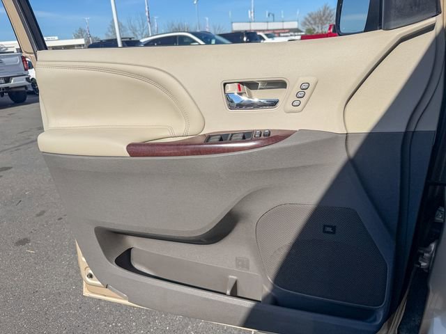 Used 2014 Toyota Sienna Limited w/ Limited Premium Package image 14