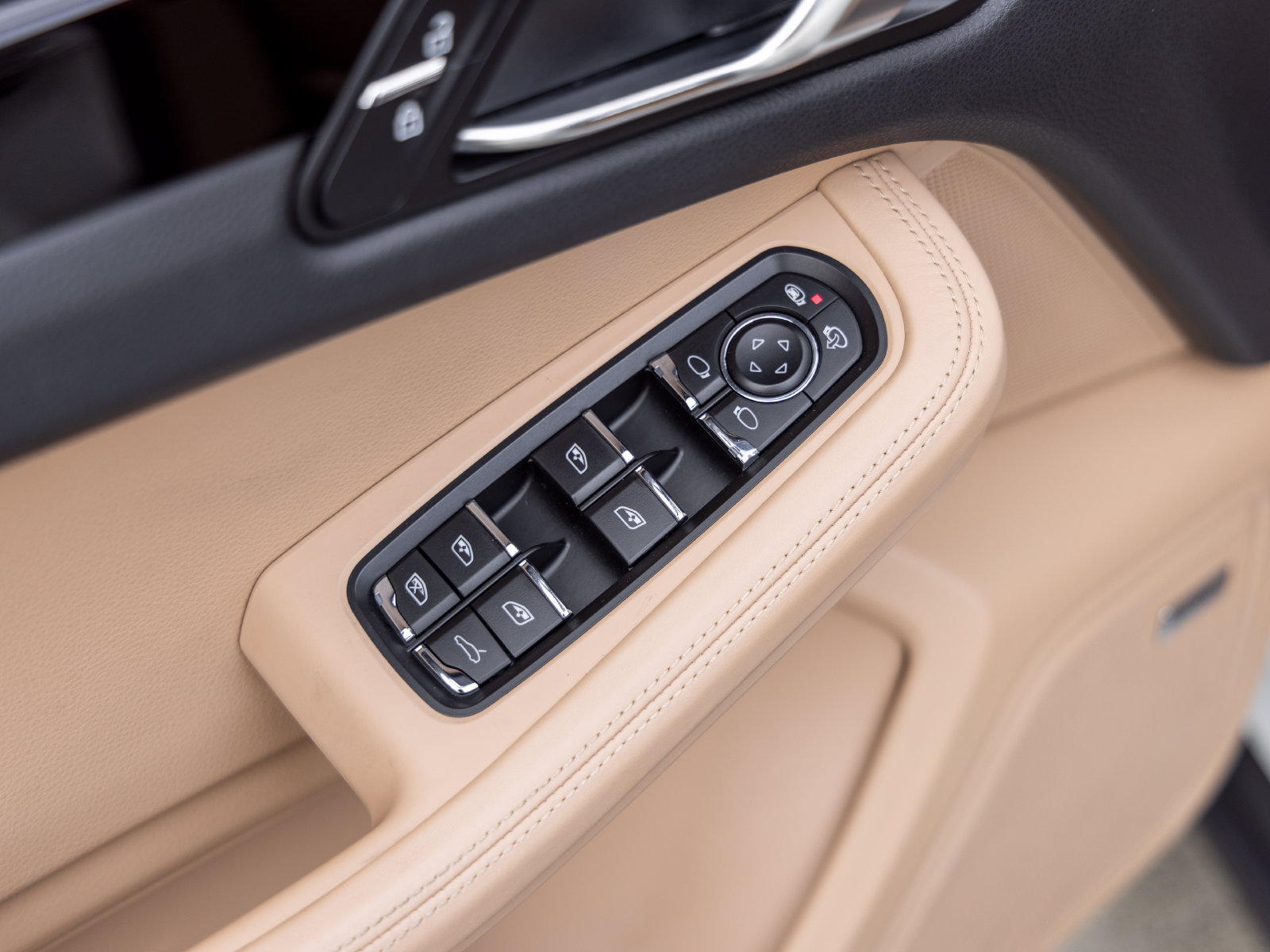 Certified 2021 Porsche Macan AWD/4WD image 25