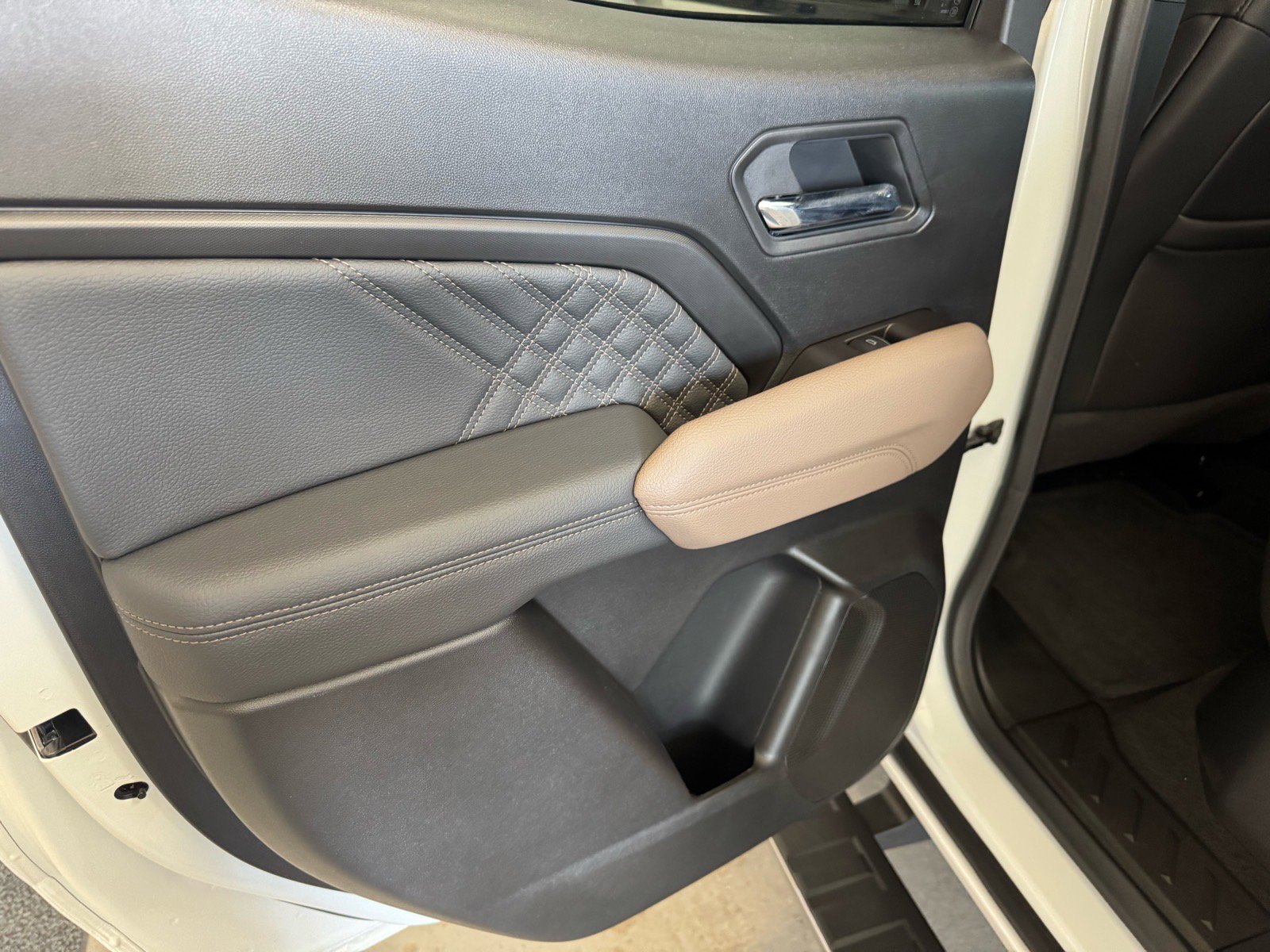 Used 2025 GMC Canyon Denali image 10