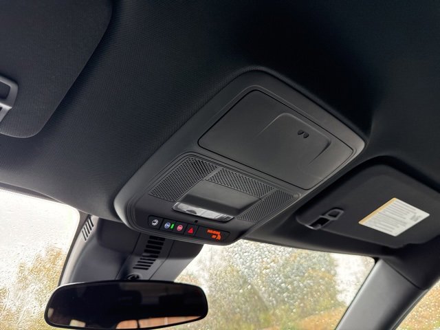 Used 2025 Chevrolet Traverse LT image 31