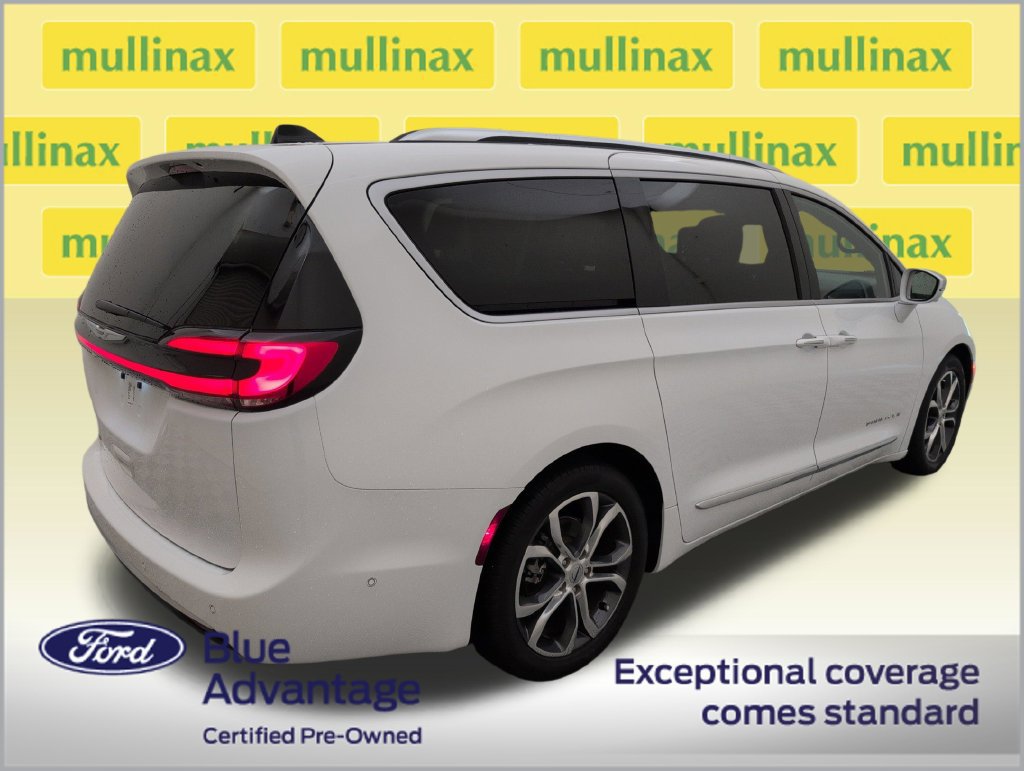 Used 2024 Chrysler Pacifica Pinnacle FWD image 3