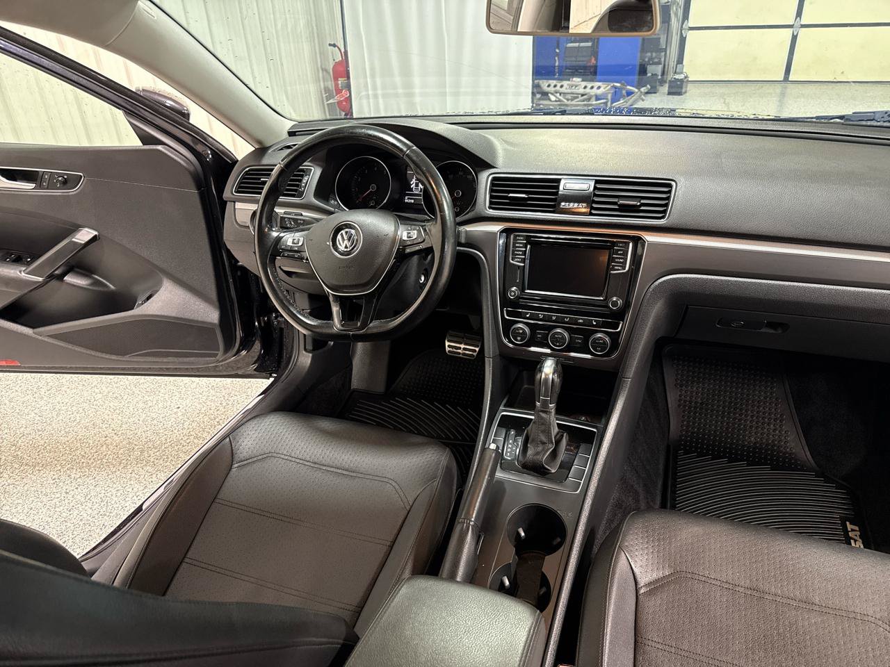 Used 2018 Volkswagen Passat 2.0T R-Line FWD image 15