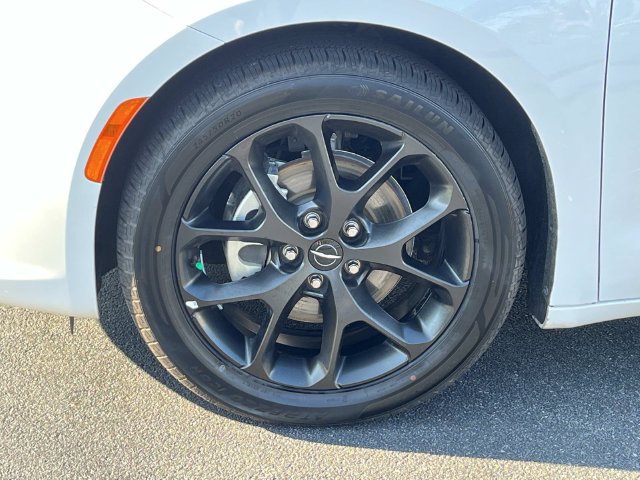Used 2025 Chrysler Pacifica Limited FWD image 11