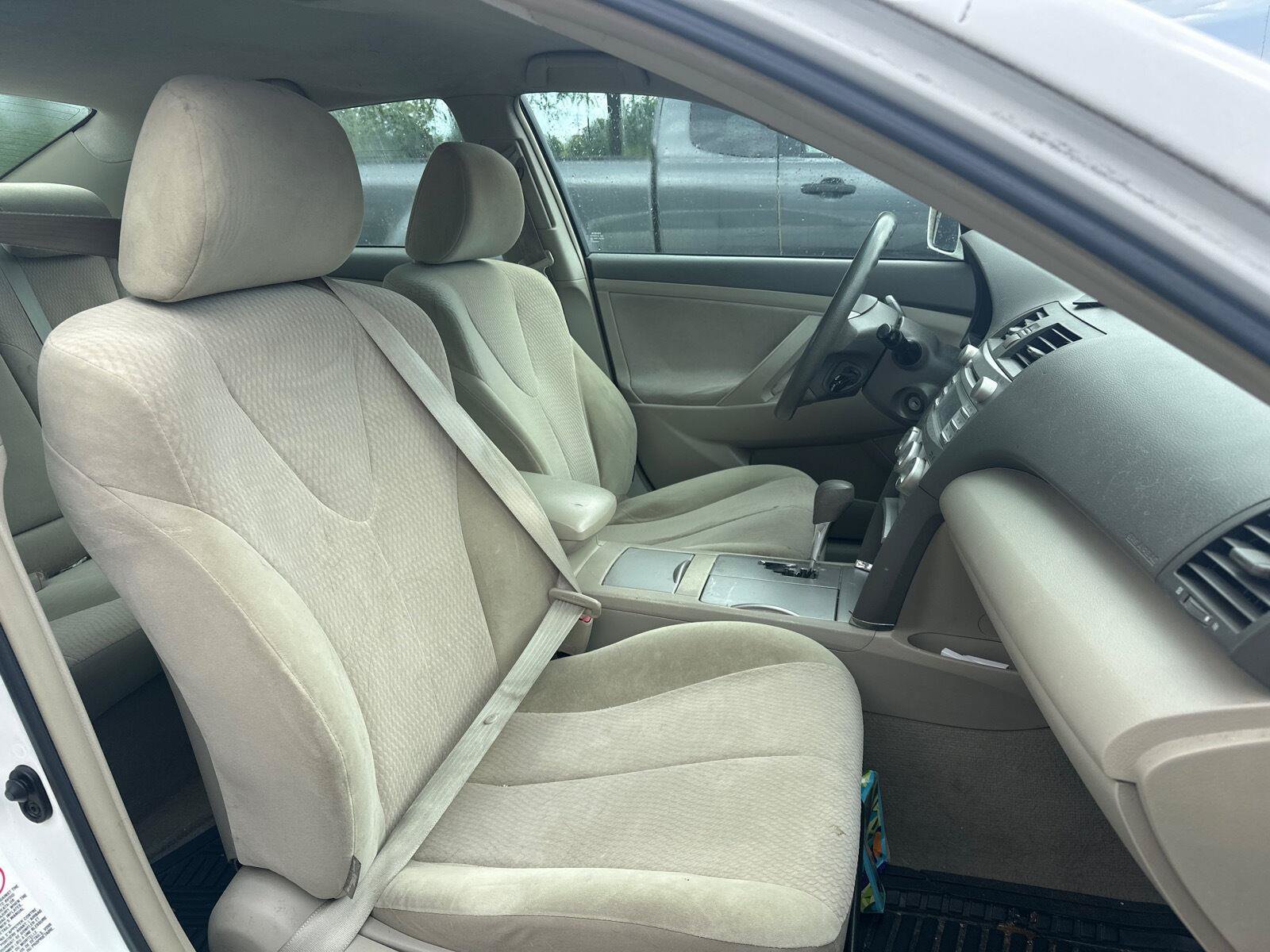 Used 2010 Toyota Camry LE FWD image 12