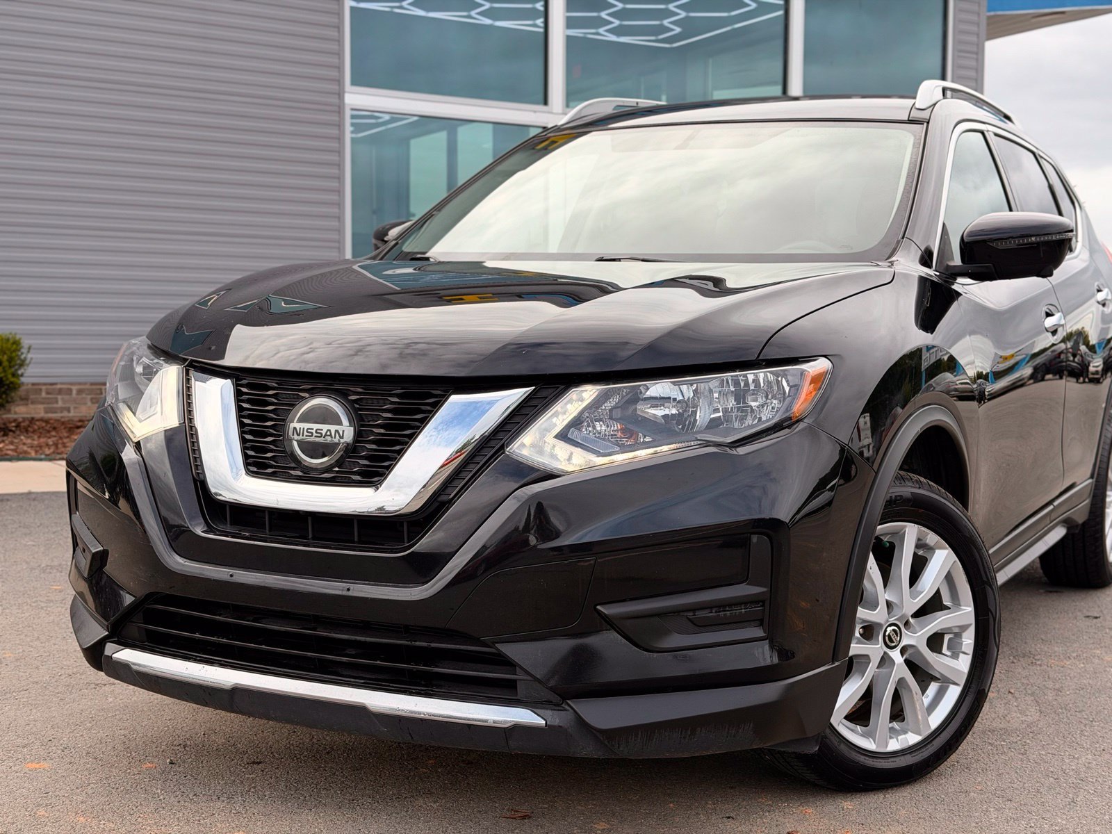 Used 2018 Nissan Rogue SV w/ Premium Package AWD/4WD image 2