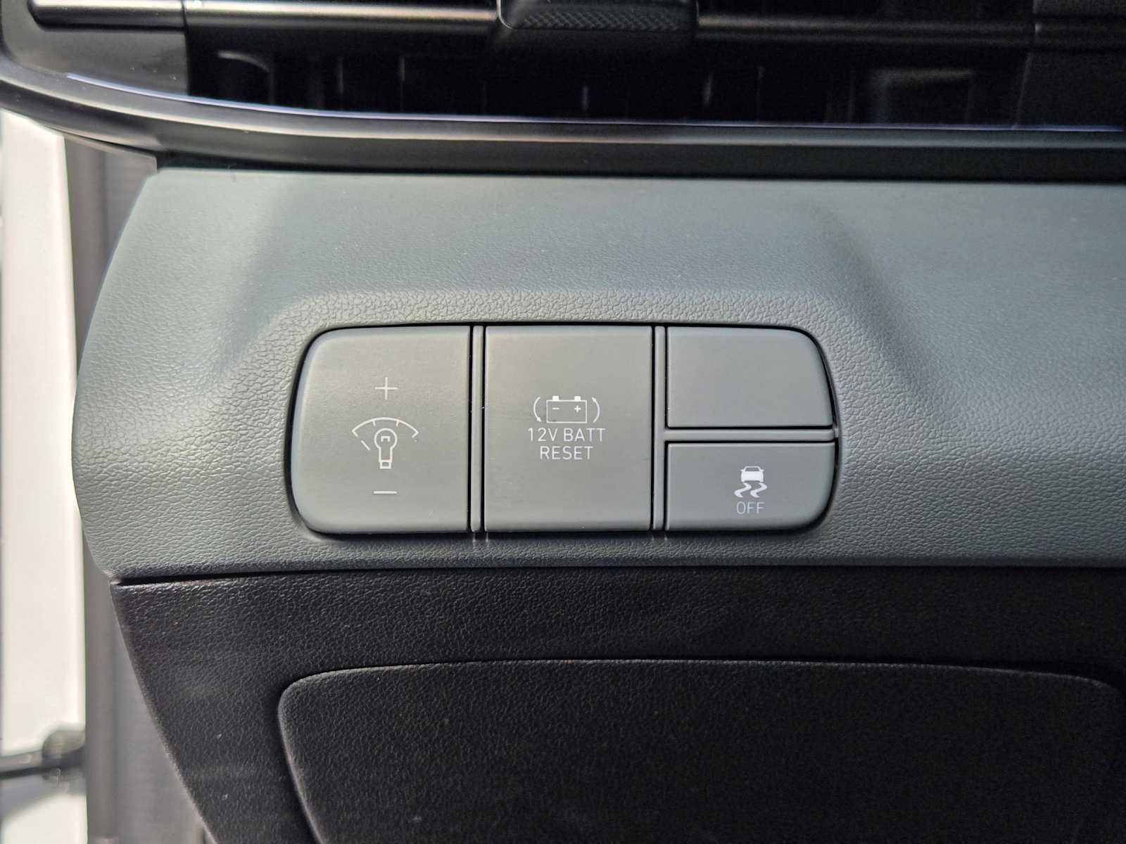 Used 2025 Hyundai Elantra Limited image 21