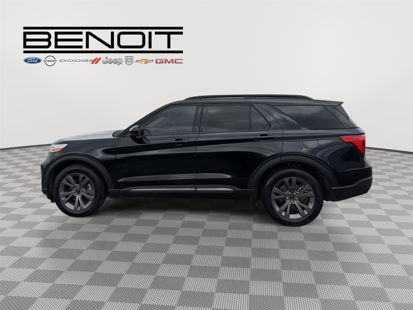 Used 2023 Ford Explorer XLT w/ Equipment Group 202A image 2