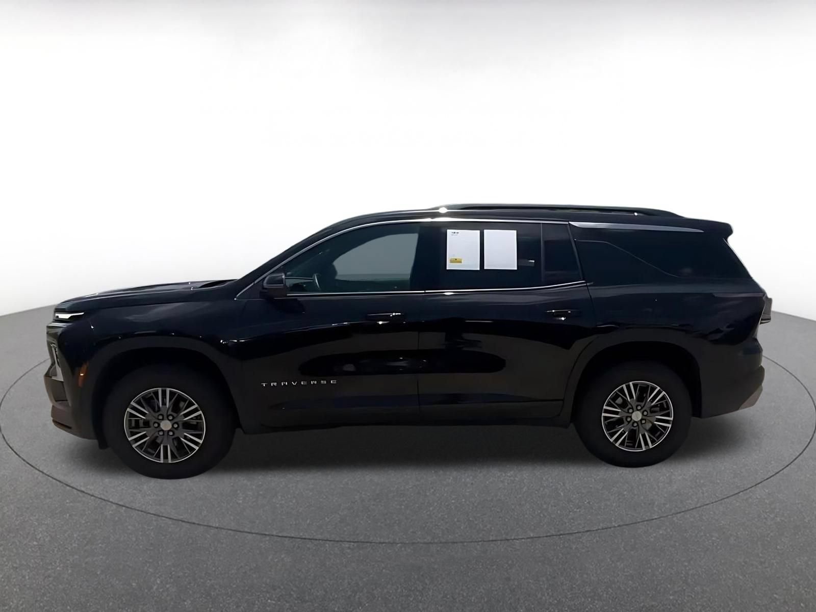 Used 2025 Chevrolet Traverse LT FWD image 9