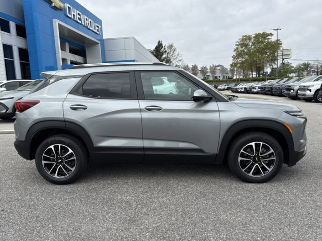 Used 2026 Chevrolet TrailBlazer LT w/ Convenience Package AWD/4WD image 2