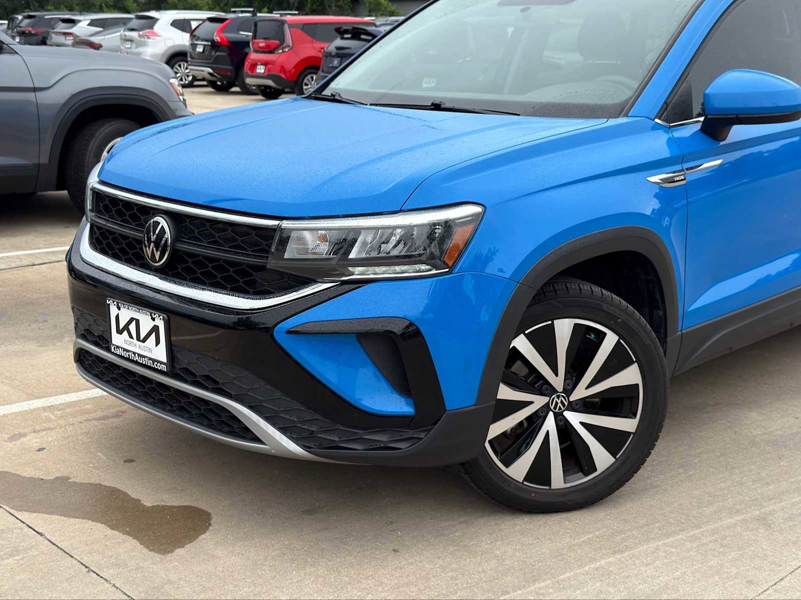 Used 2022 Volkswagen Taos SE w/ Panoramic Sunroof Package FWD image 2