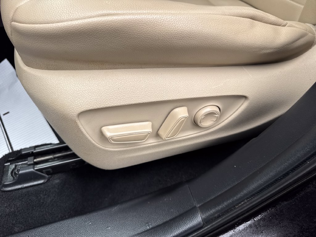 Used 2020 Toyota Highlander XLE AWD/4WD image 18