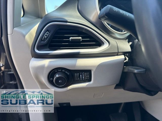 Used 2023 Chrysler Pacifica Touring-L FWD image 33