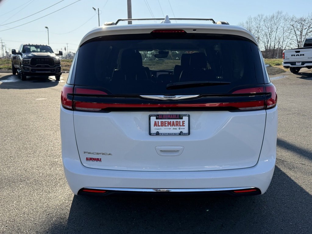 Used 2022 Chrysler Pacifica Touring-L image 4