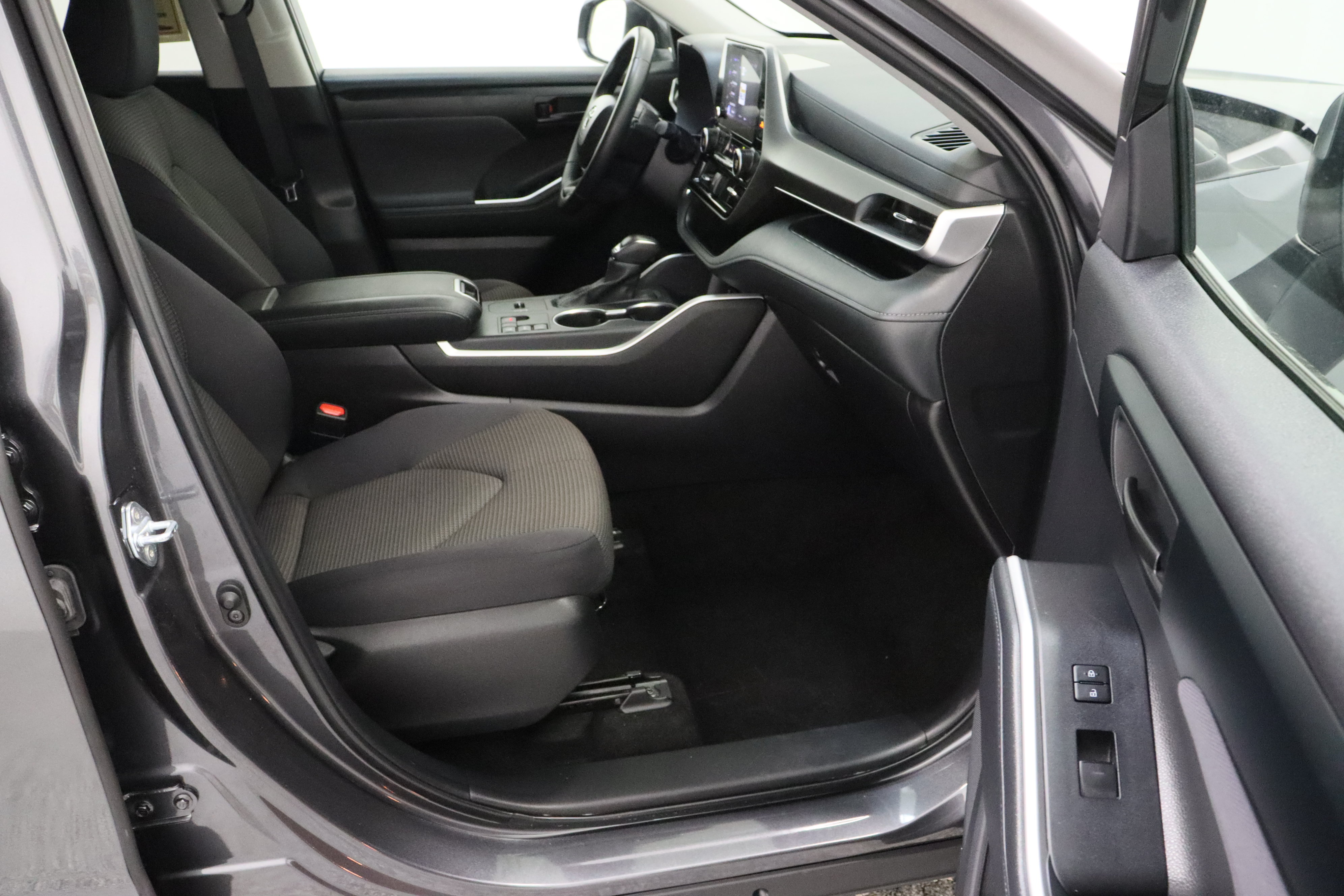 Used 2025 Toyota Highlander LE FWD image 39