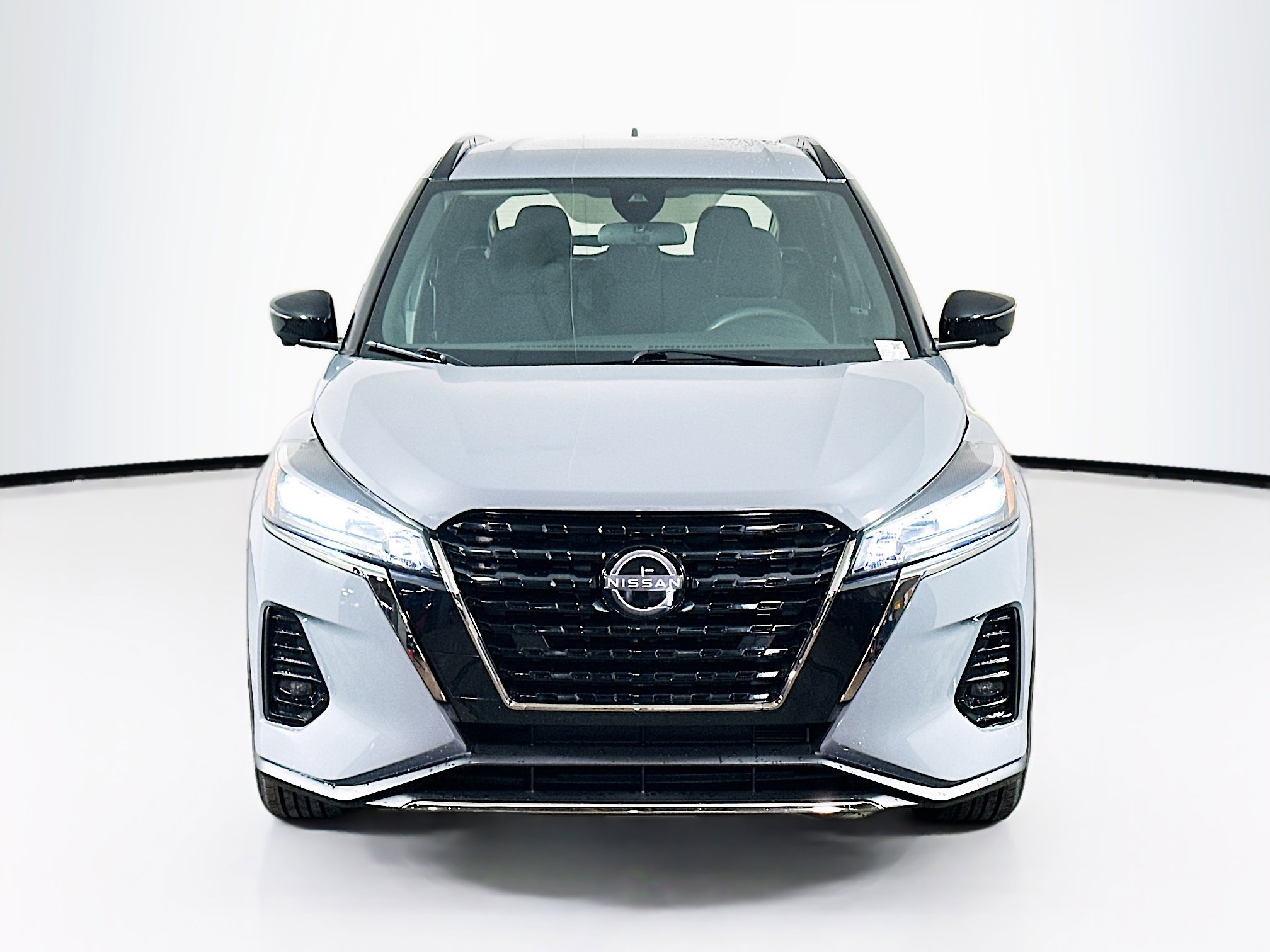 Used 2023 Nissan Kicks SR image 2