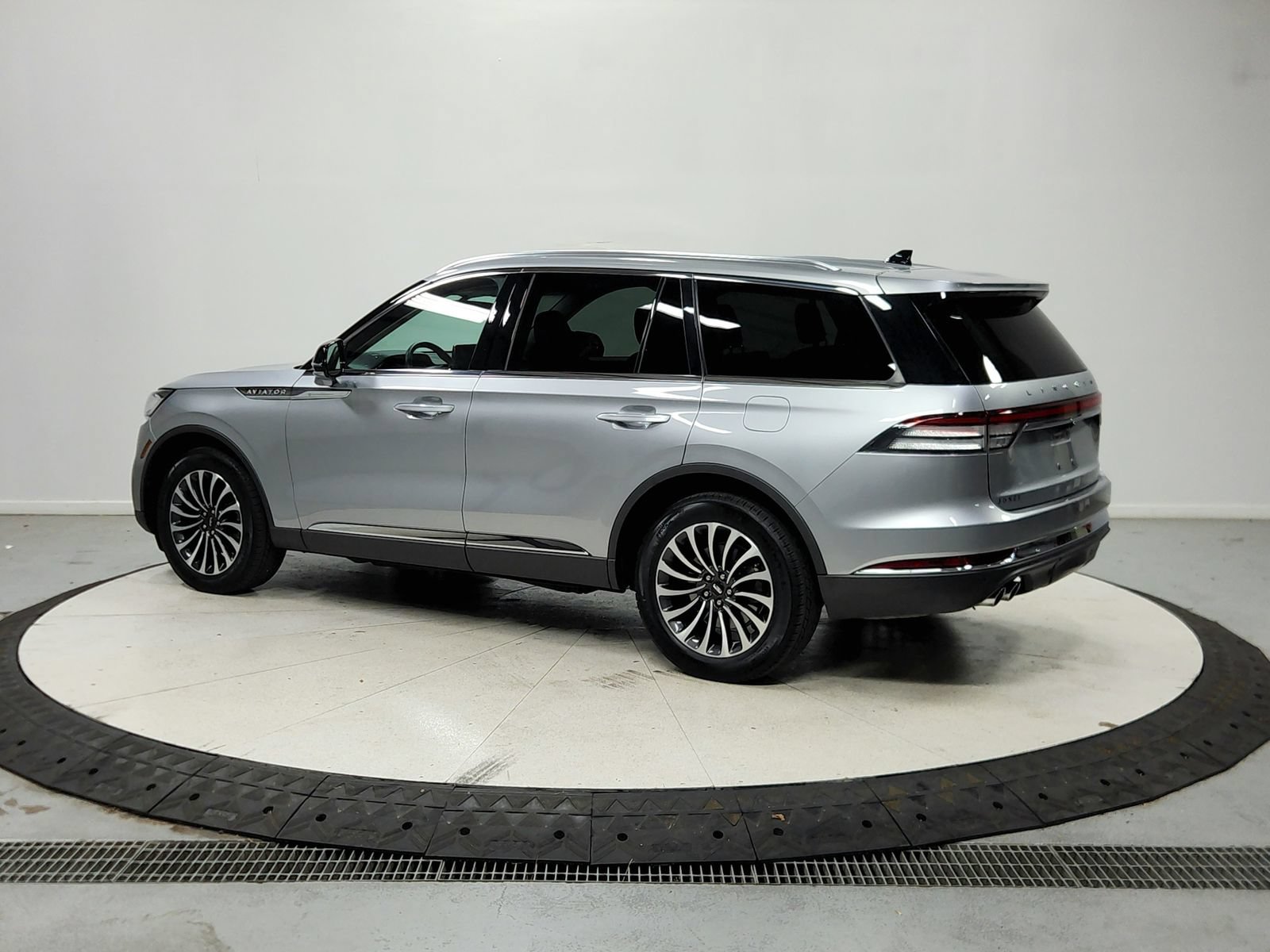 Used 2023 Lincoln Aviator AWD w/ Premium Package image 6