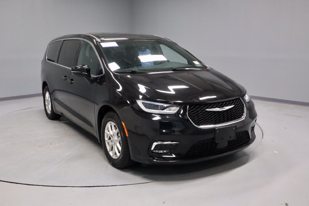 Used 2025 Chrysler Pacifica Select
