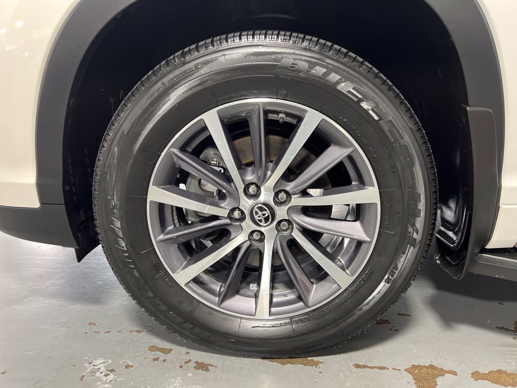 Certified 2017 Toyota Highlander XLE AWD/4WD image 9