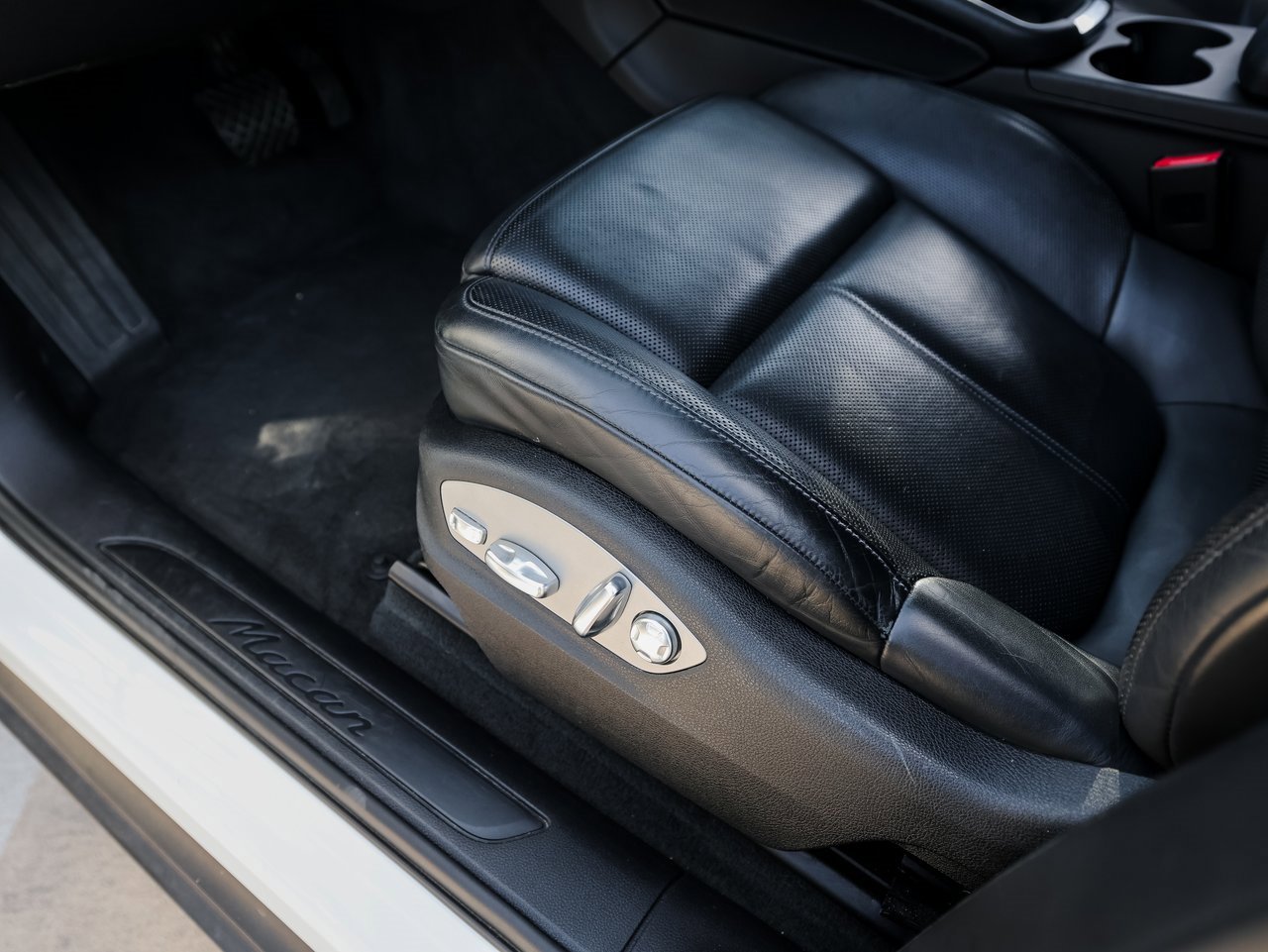 Certified 2023 Porsche Macan image 14