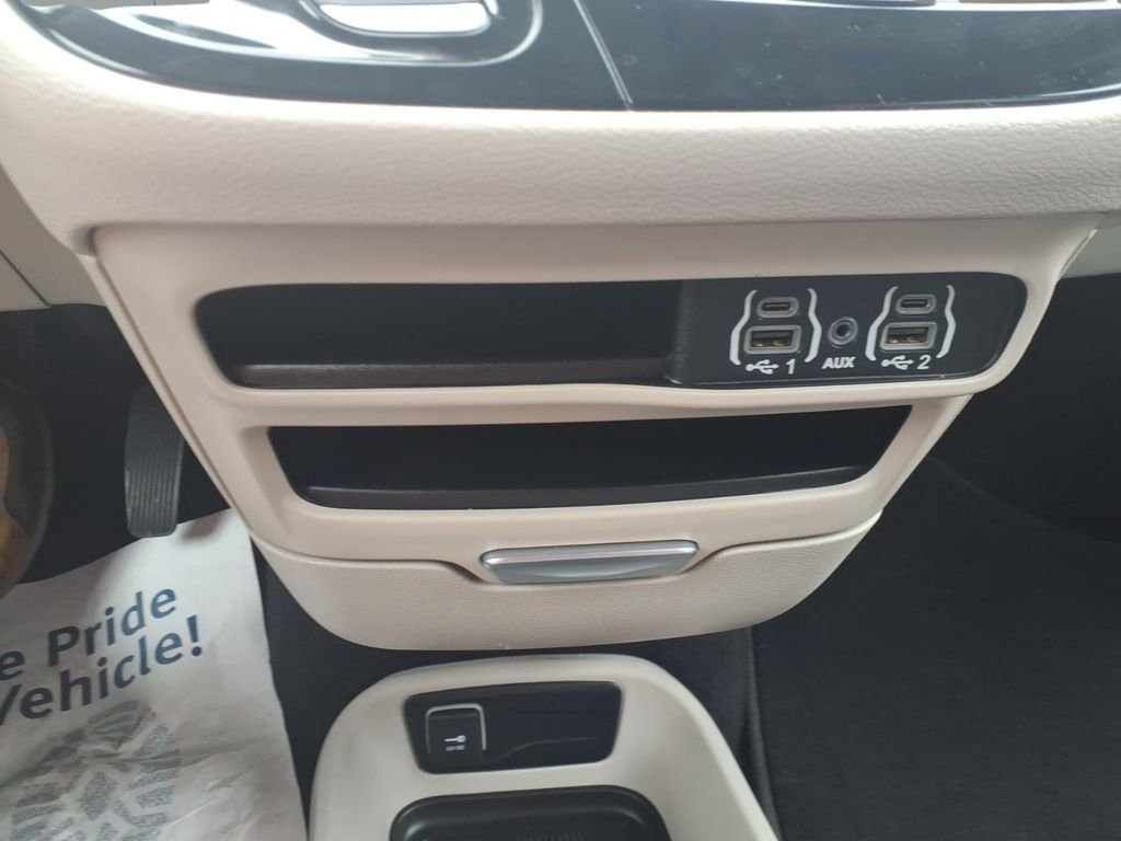 Used 2023 Chrysler Pacifica Touring-L image 20