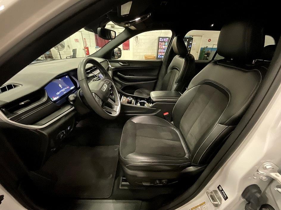 Used 2023 Jeep Grand Cherokee Altitude image 4