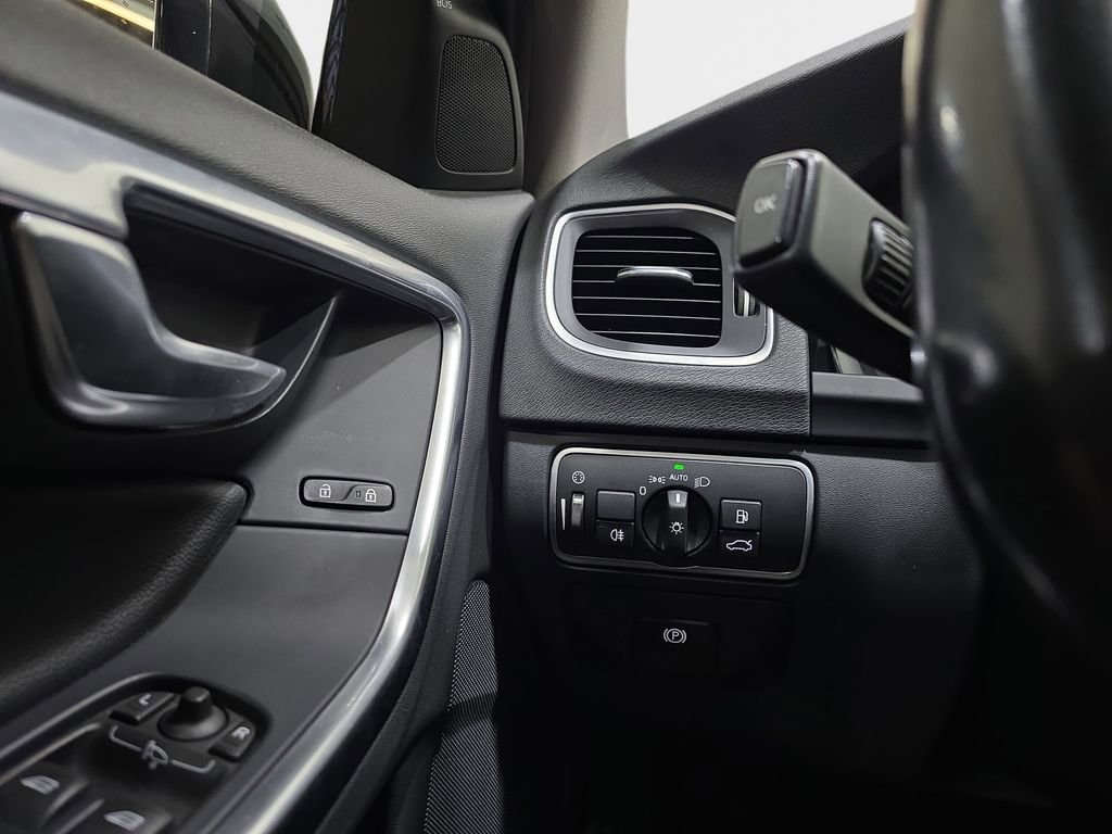 Used 2016 Volvo V60 T5 Cross Country w/ Convenience Package image 28