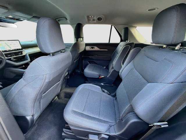 Used 2025 Ford Explorer Active RWD image 24