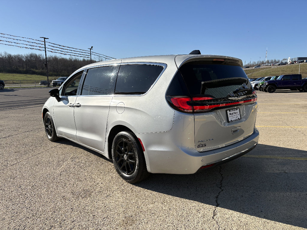 Used 2024 Chrysler Pacifica Touring-L image 3