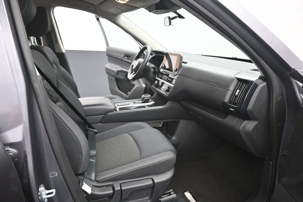 Used 2025 Nissan Pathfinder SV FWD image 16