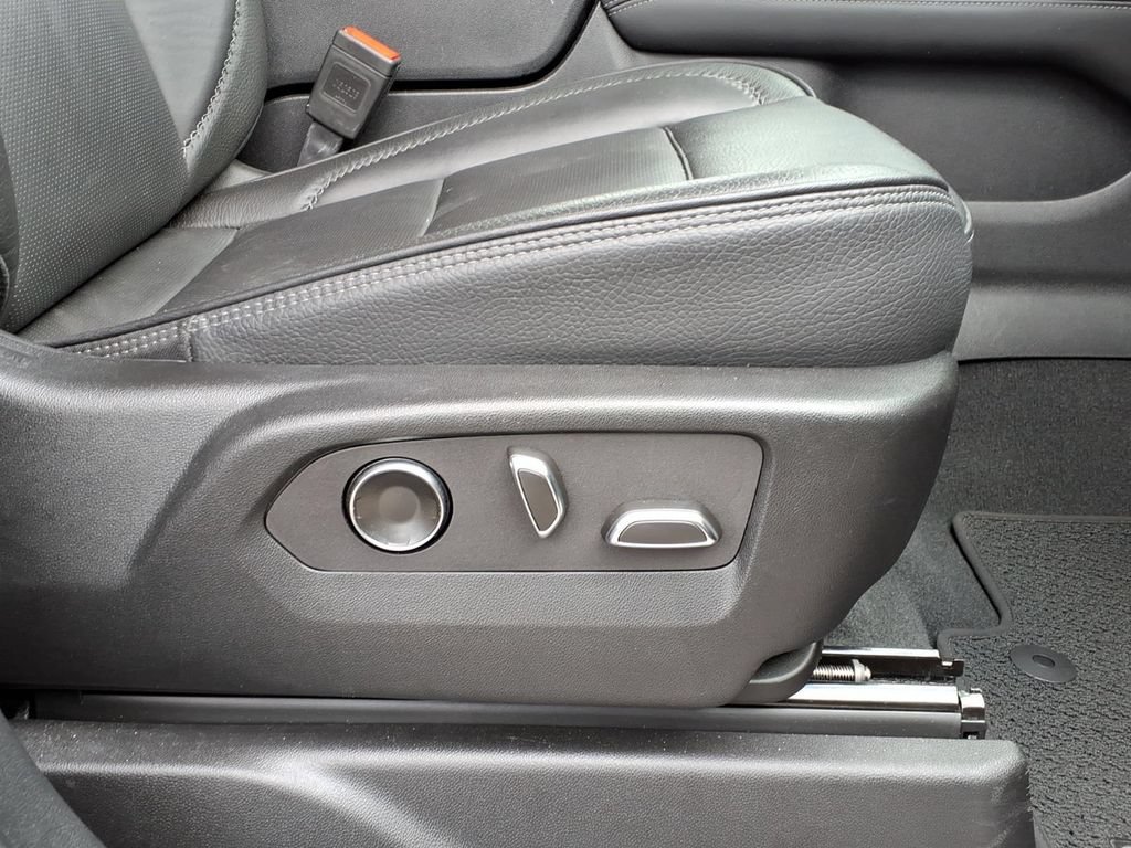 Used 2025 GMC Yukon Denali RWD image 13