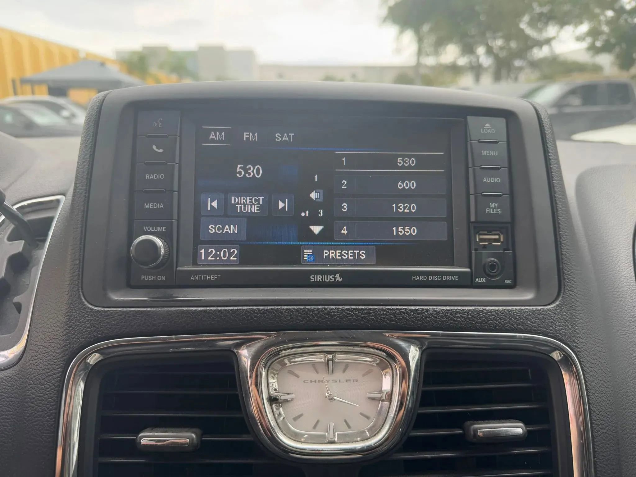 Used 2014 Chrysler Town & Country Touring image 12