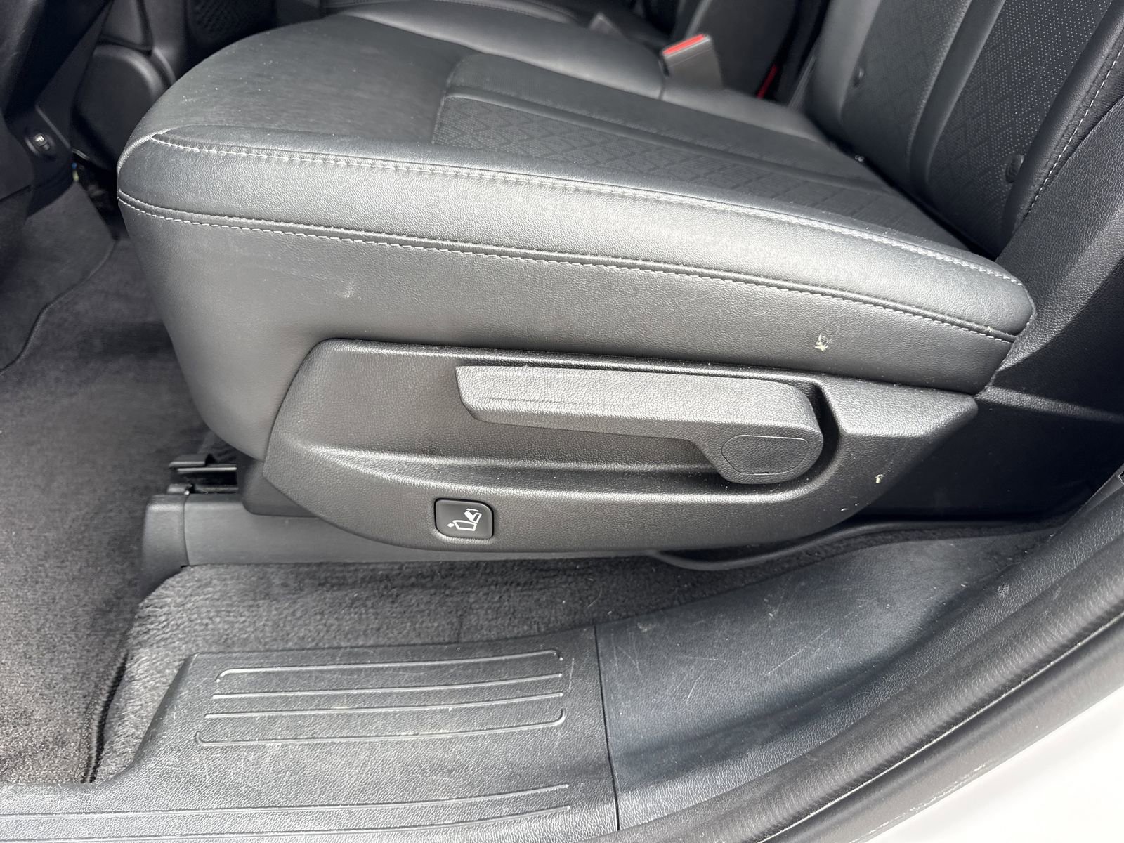 Used 2022 Kia Sorento EX w/ Panoramic Sunroof Package image 11